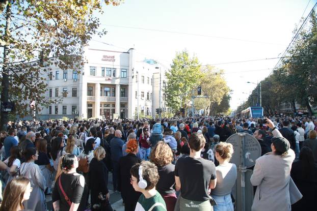 Novi Sad: U 11.52 sve je stalo, građani sa 16 minuta tišine odali počast stradalima