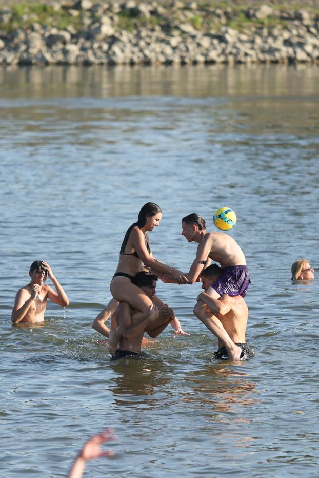 Osijek: Visoka temperatura je  izmamila mnogobrojne građane na osvježenje u Dravi