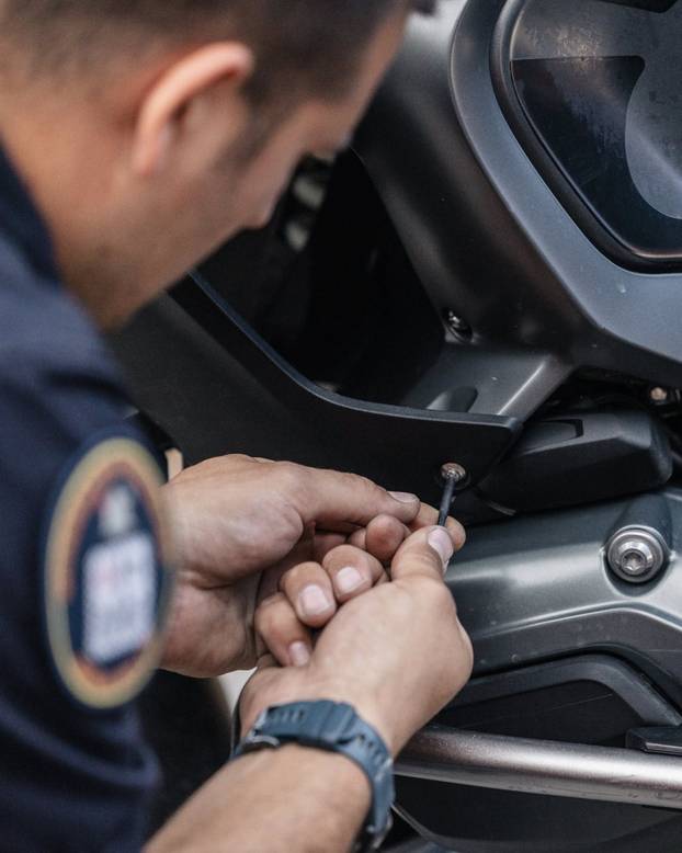 Zmija mu se zavukla u motocikl, vatrogasci odmah intervenirali: 'Iznenadila ga tijekom vožnje!'