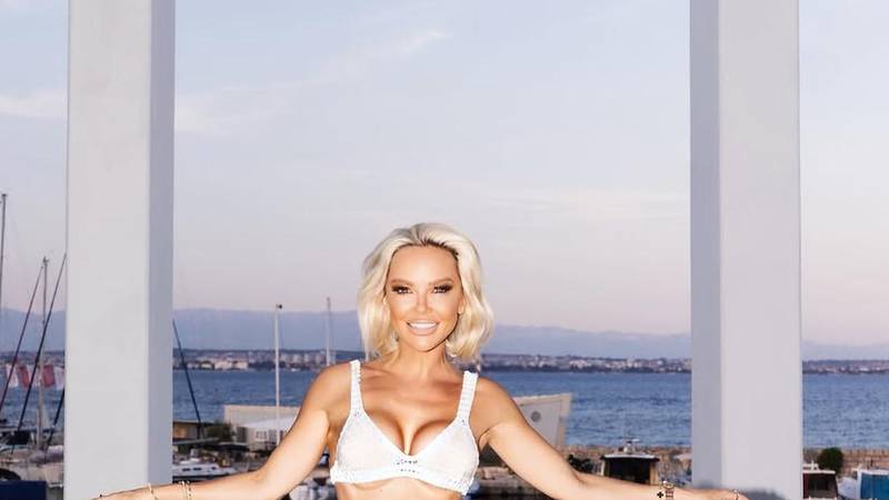 FOTO Wow, koje obline! Maja Šuput pozirala u bikiniju, jedva je obuzdao njene bujne adute