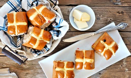 Mali odmak od pince: Slatka uskrsna peciva Hot Cross Buns