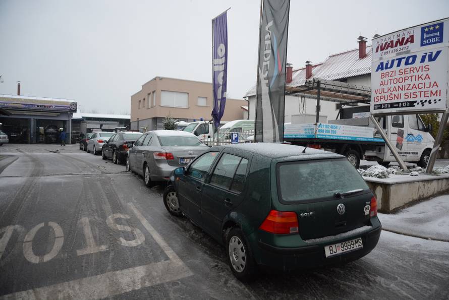 Prvi snijeg stvorio je velike guÅ¾ve kod vulkanizera pa se na izmjenu guma Äekalo po nekoliko sati