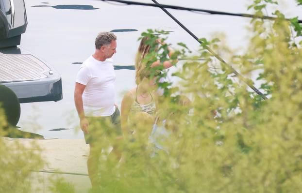 Bivša "Spajsica" Geri Halliwell sa suprugom Christianom i djecom uživa u ljetovanju na Jadranu