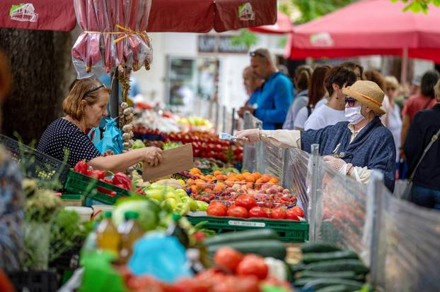 Pula: Bogata ponuda voća i povrća na tržnici