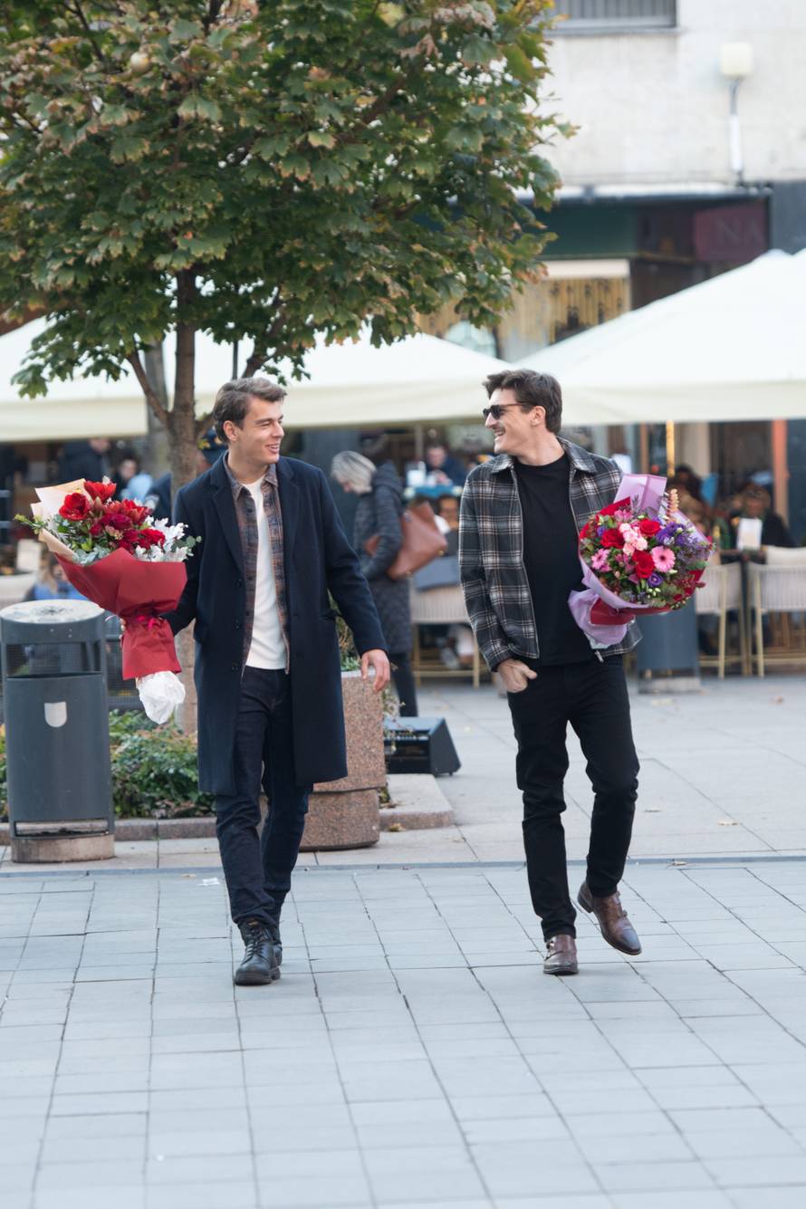 Za koga li su buketi? Marko i Nikola iz 'Divljih pčela' popili kavu pa kupili divno cvijeće