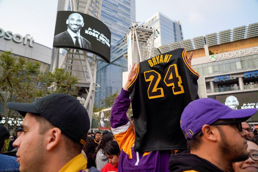 Rijeke navijača odaju počast Kobeju ispred njegova Staplesa