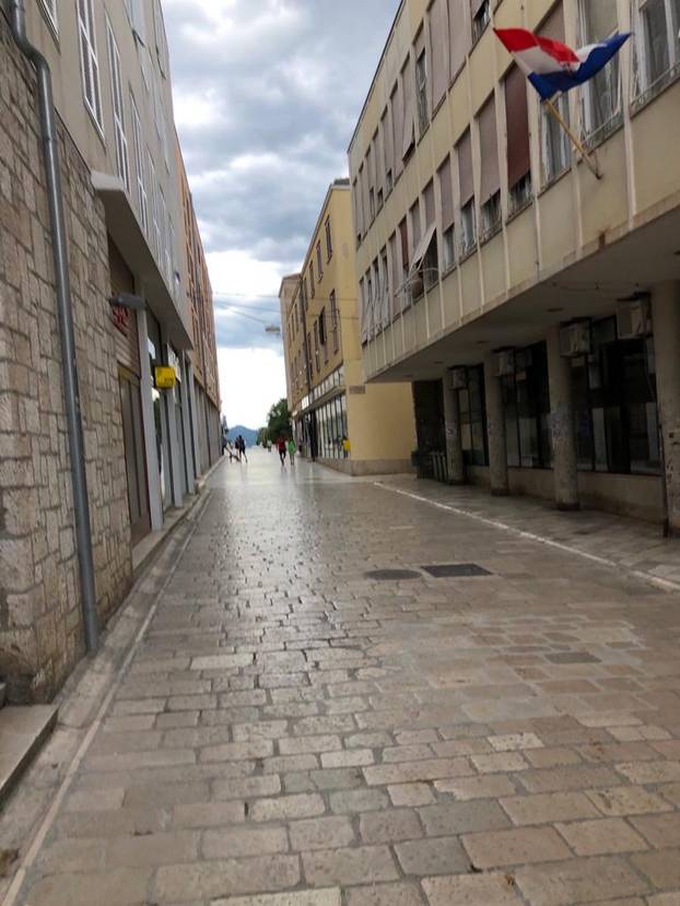 Zadar prošle godine i danas: Zbog korona virusa ulice prazne