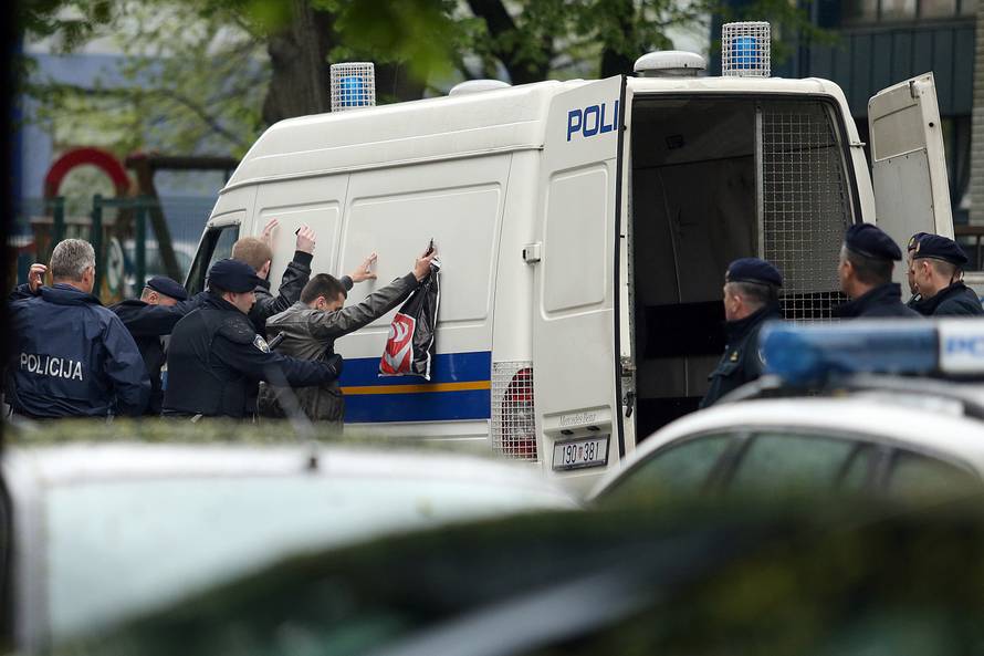 Našli Delije: Sjeli se u kafiće i pečenjaru, a policija ih odvodi