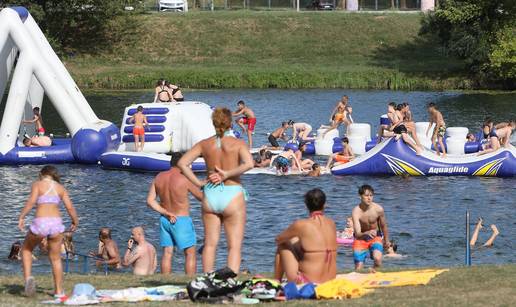 Vrući ljetni dan u Karlovcu: Kupači pohrlili na rijeke, traži se mjesto više za ručnik...