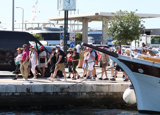 Turisti sa kruzera Viking sea razgledavaju Šibenik
