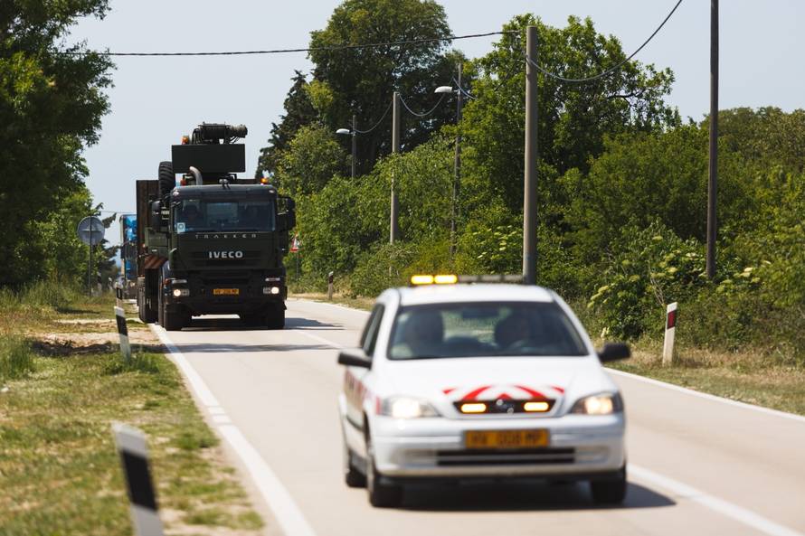 Biljane Donje: Vojskao dvezla vojni avion u bazu