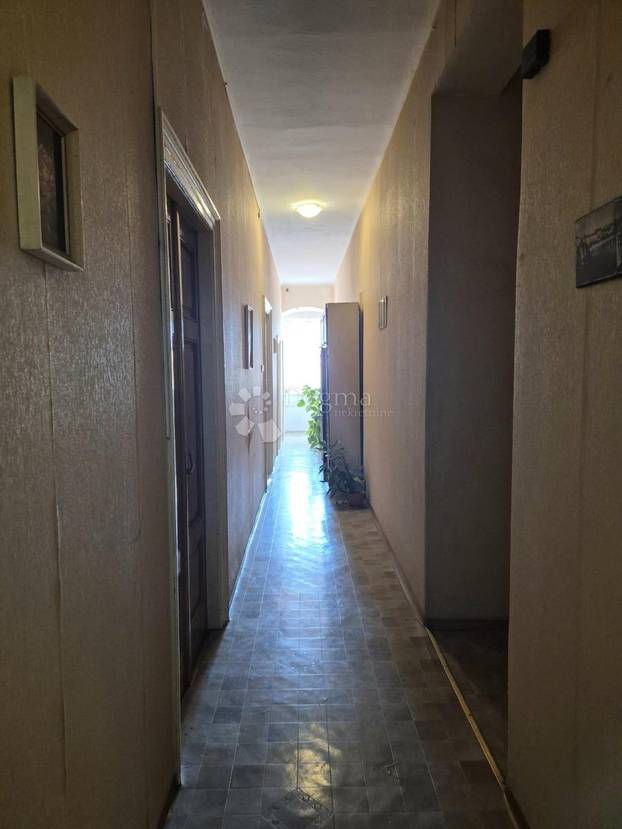 FOTO 'Namještaj iz doba Juge i bakina deka': Ovaj stan u Splitu prodaju za skoro 2 milijuna eura