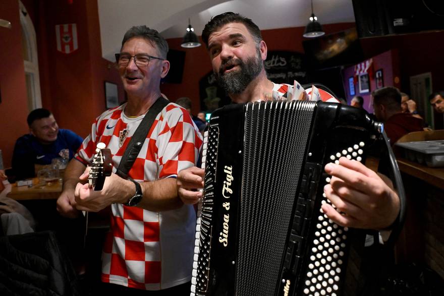 Hrvatski navijači u Pragu novcem 'napunili' harmonikaša!
