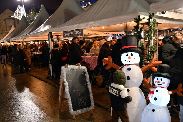 FOTO Advent u Slavonskom Brodu: Dvije lokacije, nove atrakcije i nezaboravni doživljaji