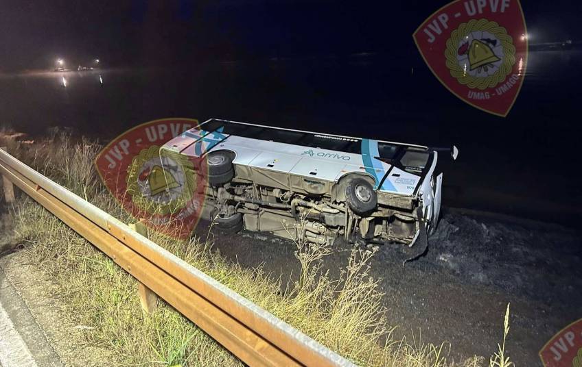 FOTO Pijani vozač udario u bus kod Poreča: Probio je metalnu zaštitnu ogradu i sletio u more