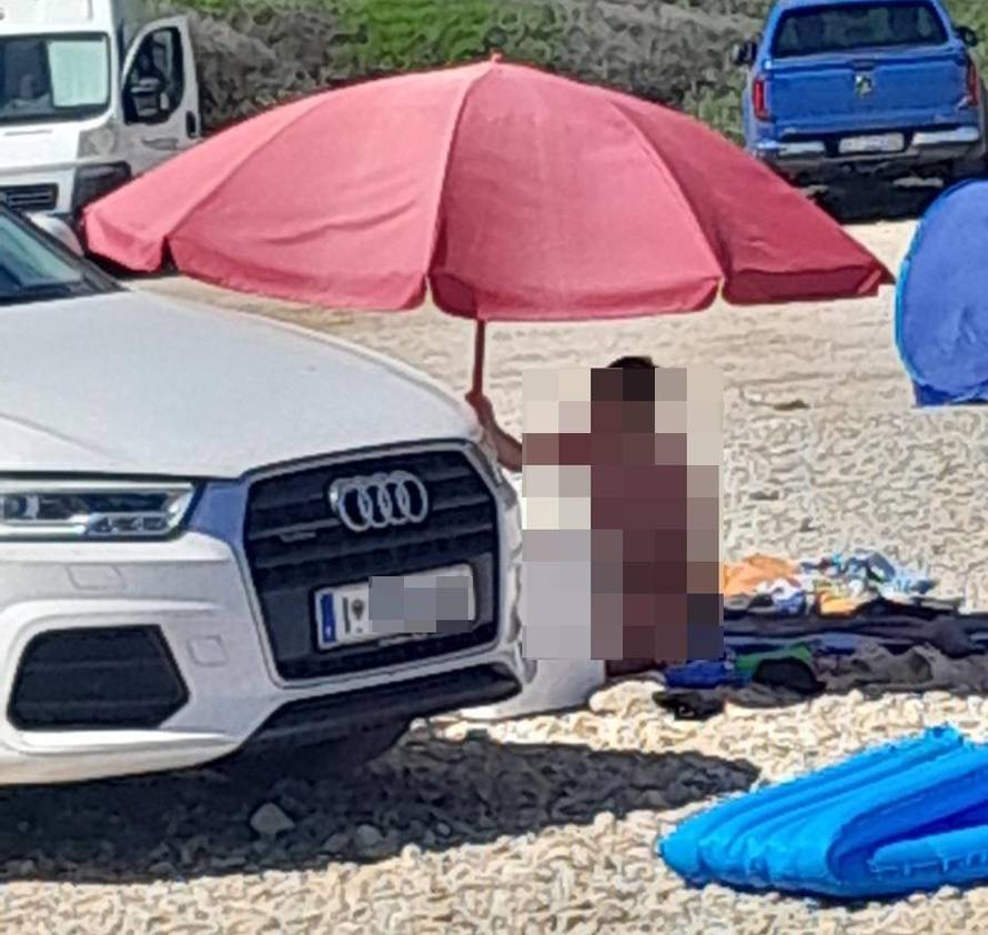 Prvi red u moru: Bahati turisti u Biogradu parkirali su na plažu. Kupači su ih molili da se maknu