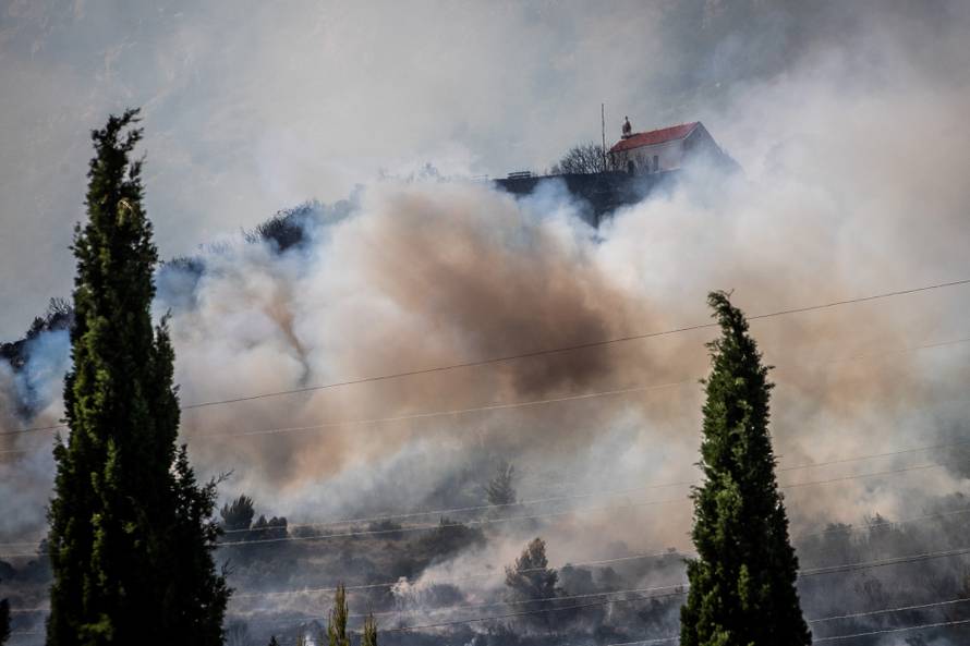 Kaštela: Požar u Sućurcu