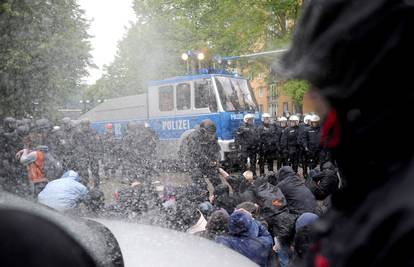 U sukobu ljevičara, neonacista i policije više od 40 ozlijeđenih 