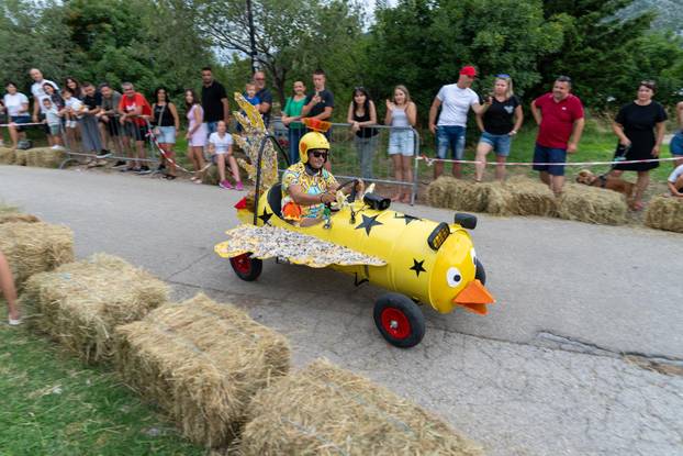 Senj: Održana 1. Senjska maškarana utrka 'Gravity race Senj 2025' podno tvrđave Nehaj