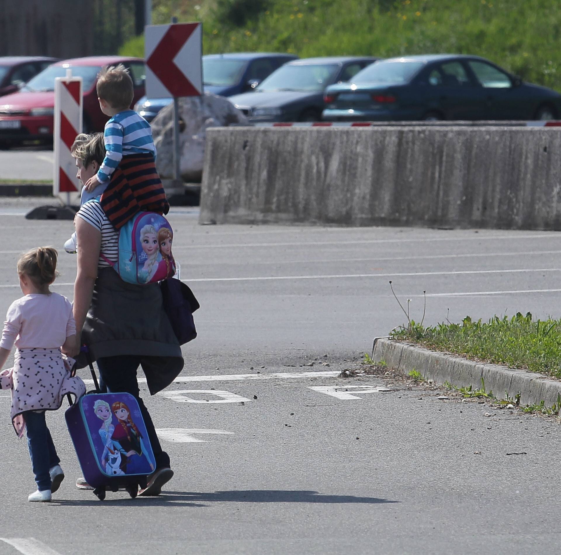 Kaos na Bregani: Ljudi izlaze iz buseva i granicu prelaze pješke