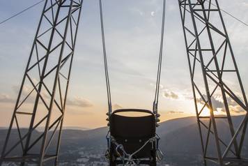 Najveća ljuljačka u BiH postavljena iznad Mostara okuplja domaće i strane turiste