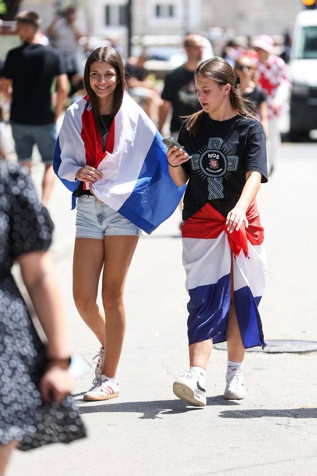 Sinj: Glavni modni detalji za koncert Thompsona - crna majica i zastava Hrvatske