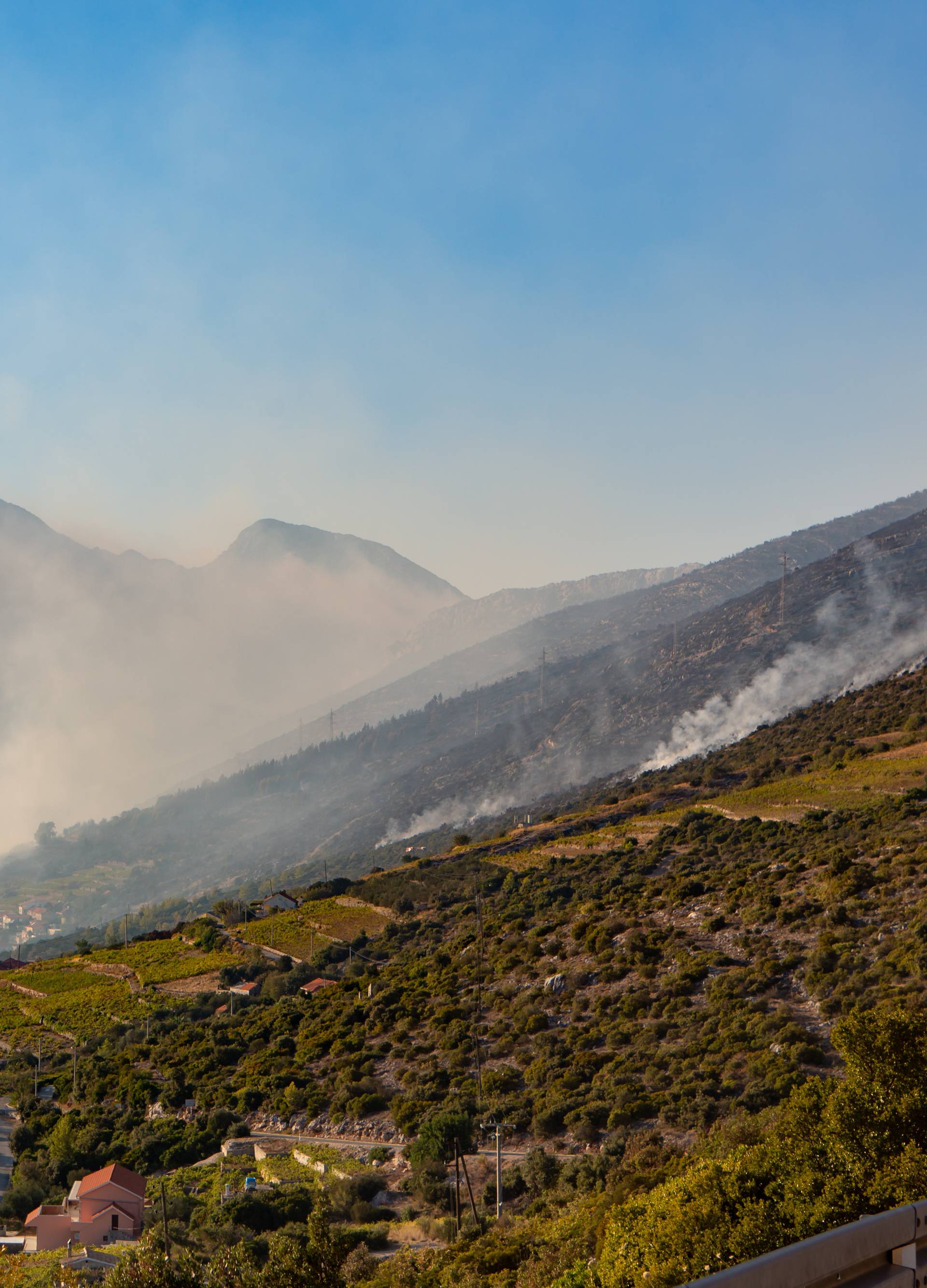 Požari na jugu Hrvatske su pod nadzorom, ali nisu lokalizirani