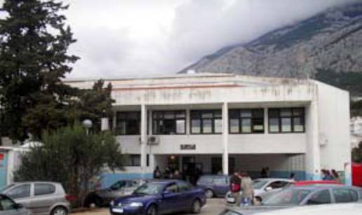 Makarska: Školskog kolegu napao je stolicom i bokserom