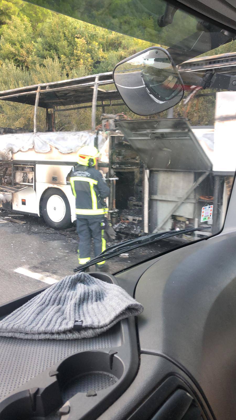 Na Makarskoj rivijeri je izgorio bus, putnici izašli na vrijeme