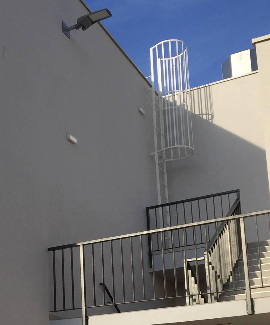 Mladići hodali po krovu škole i upali u otvor dubok 12 metara