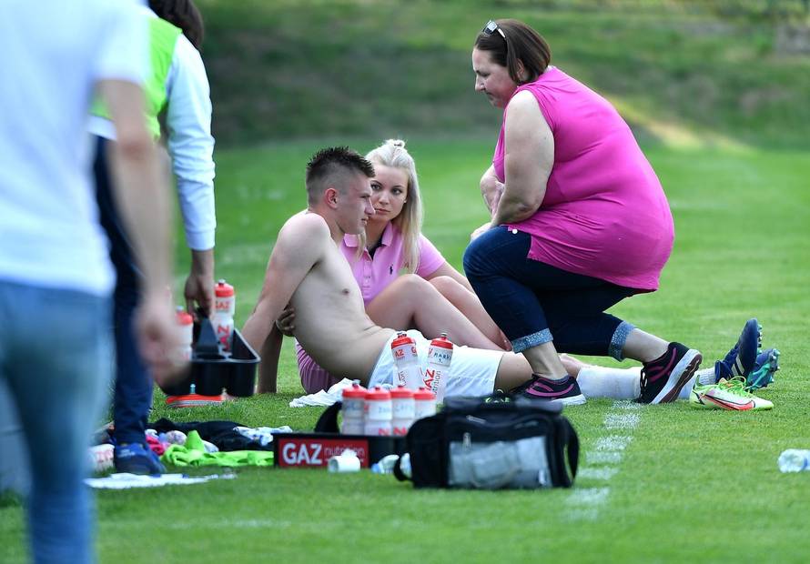 Zagreb: Zabrinuta djevojka ozlijeđenog igrača Rudeša utrčala na teren 