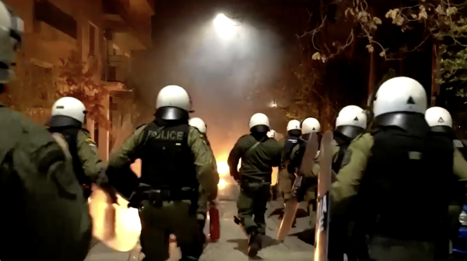 VIDEO Prosvjednici na obljetnici smrti mladića palili kontejnere, policija im uzvratila suzavcem