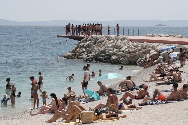 Split: Brojni posjetitelji osvježenje od vrućina pronašli su na plaži Žnjanskog platoa