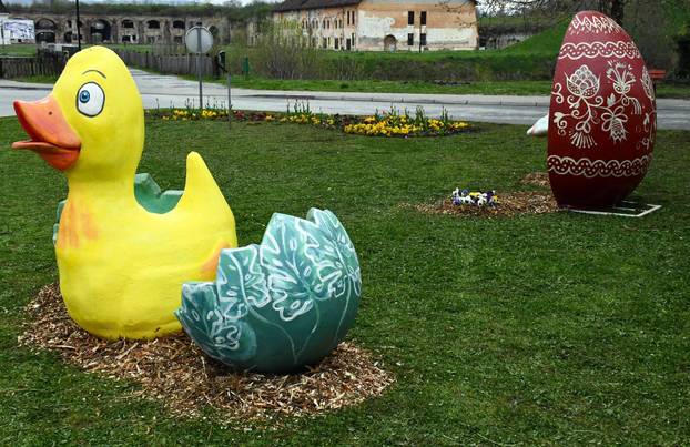 Slavonski Brod: Počelo ukrašavanje središta grada uskrsnim dekoracijama