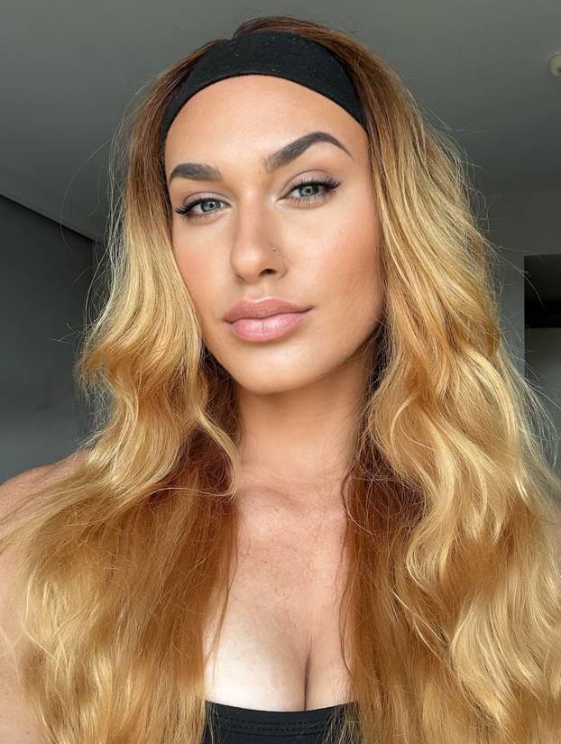 FOTO Ona može sve! Bacala je kuglu pa postala 'kraljca leda', a sjajnom figurom golica maštu