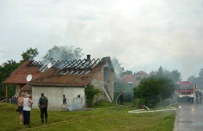 Treći put ostali bez doma: Grom im spalio cijelu kuću