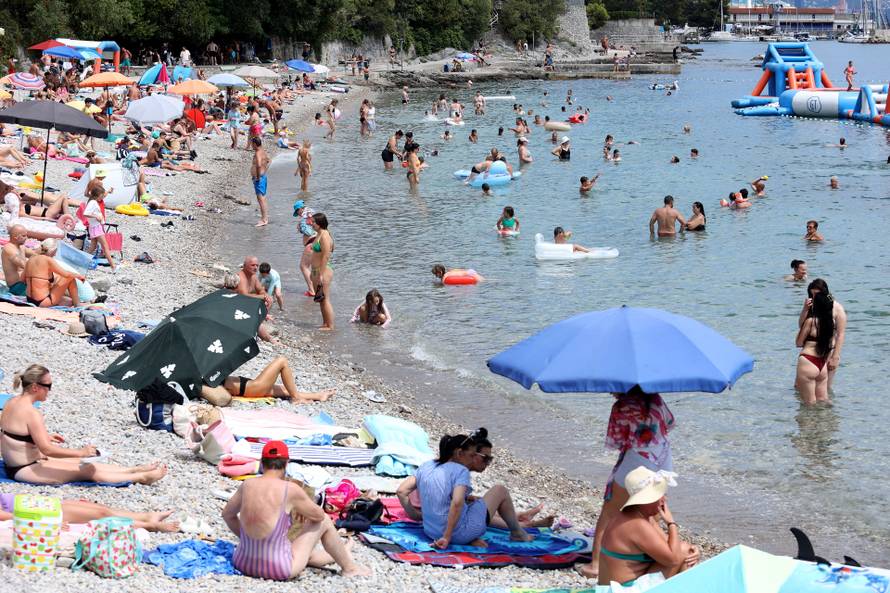 Rijeka: Ljudi uživaju u morskim aktivnosti na plaži Igralište