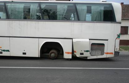 Autobusu sa 70 školaraca u vožnji ispala dva kotača