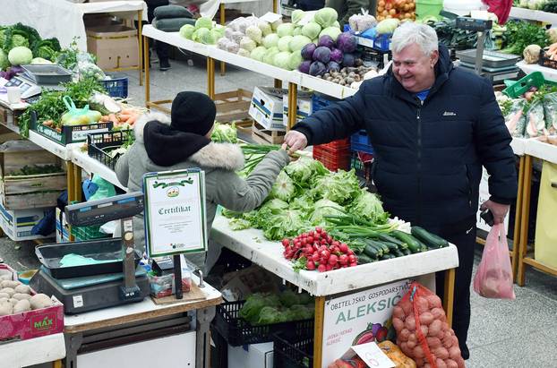 Bogata ponuda na gradskoj tržnici u Sisku