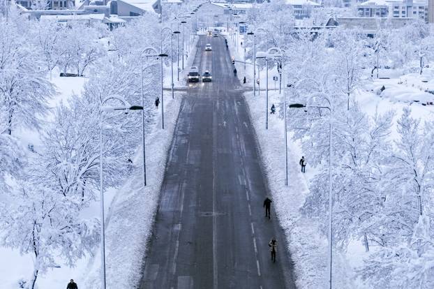 Pogled iz zraka na Sarajevo u potpunosti prekriveno snijegom