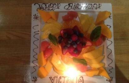 Ma koja torta! Mršava Victoria rođendan slavi uz tanjur voća