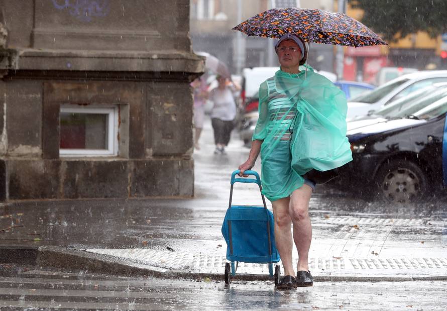 Zagrepčane iznenadio pljusak, tuča i grmljavina poharali Pulu