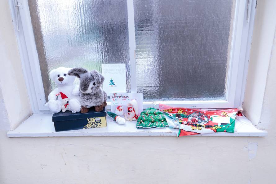 Baka Dragica (90) oduševila susjede: Ostavila im poklone na stubištu, a nitko nije znao tko je