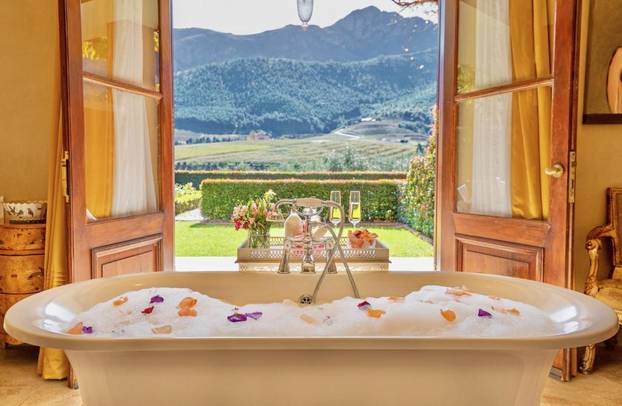 Luksuzni hotel između planina i vinograda nudi romantiku, mir i veličanstveno uređen interijer