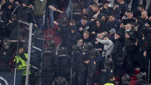Sevilla: Specijalna policija intervenirala na utakmici GNK Dinamo - FC Sevilla