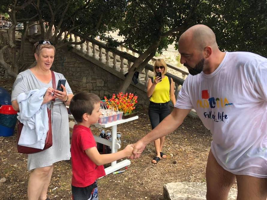 Usprkos bolovima u ramenu, Ribafish pliva prema svom cilju