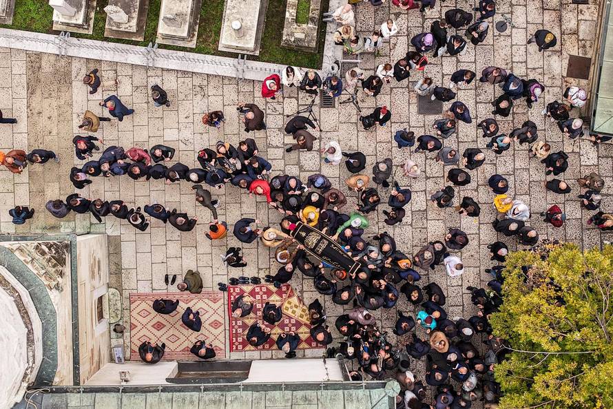 Sarajevo: Pogled iz zraka na dženazu za Halida Bešlića u Gazi Husrev-begovoj džamiji