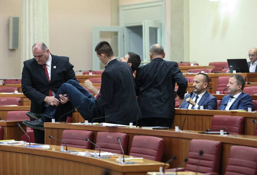 Zagreb: Sjednica Sabora prekinuta nakon nekoliko minuta, Pernar opet iznešen iz sabornice