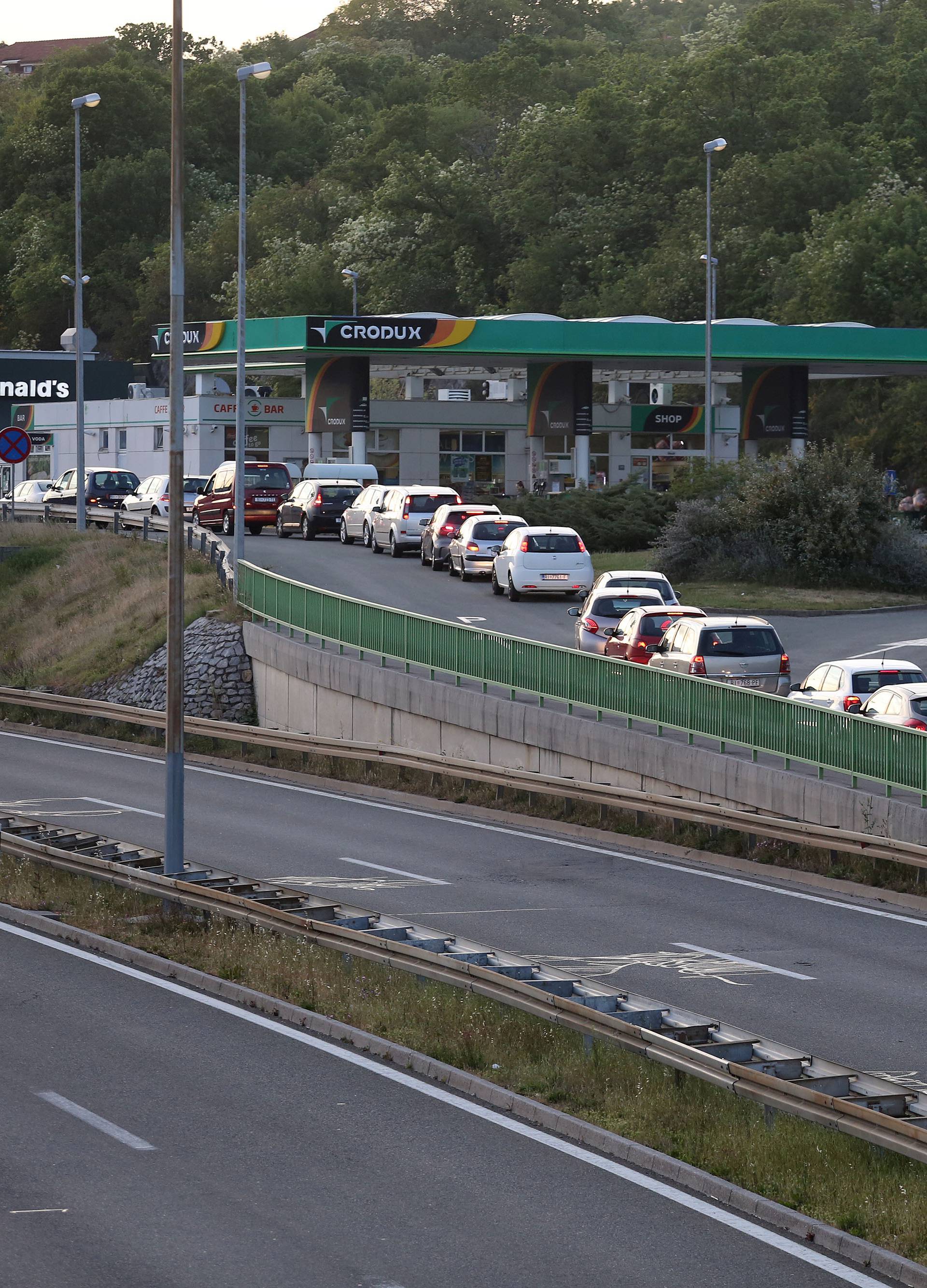 Kakva McGužva! Kolone auta u redu za McDonalds u Rijeci