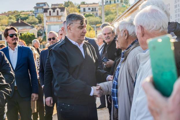 Drvenik Veli: Predsjednik Zoran Milanović položio je vjenac na spomen obilježju “Majka Domovina”